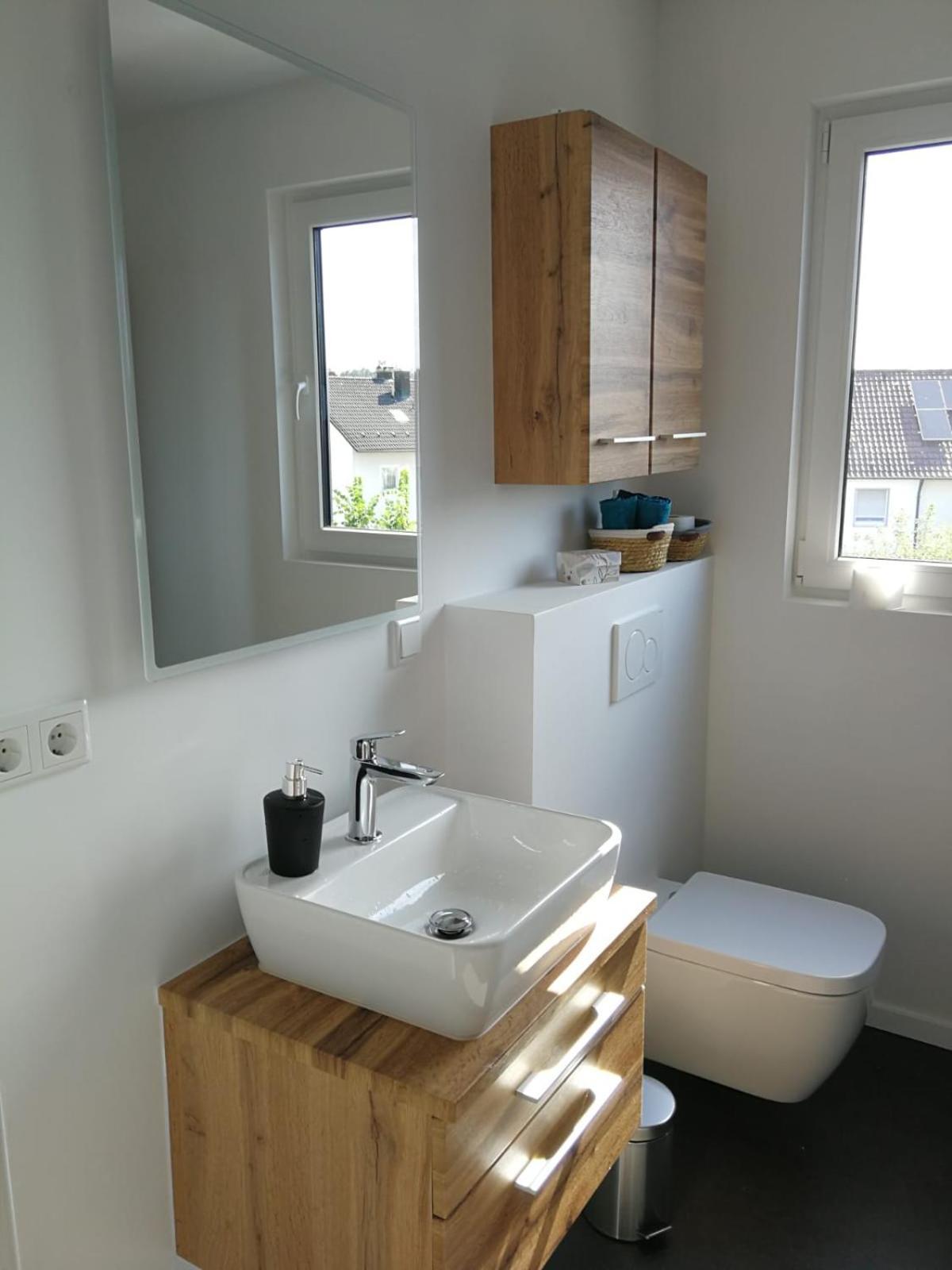 Homestay Gaestezimmer Mit Eigenem Bad In Reihenmittelhaus *